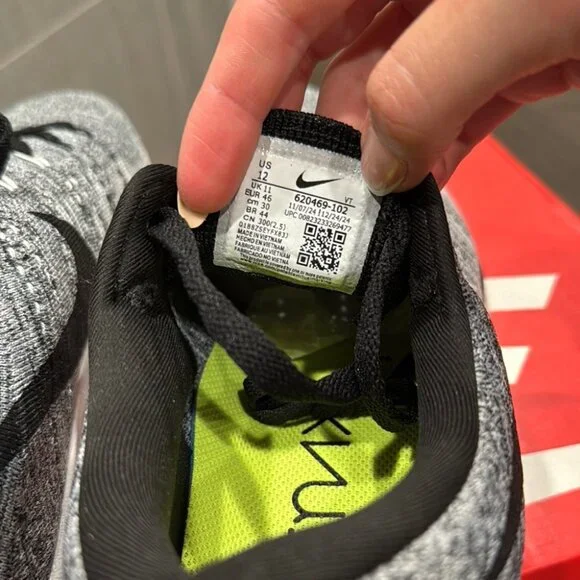 Men’s Nike Flyknit Max - Picture 3 of 4